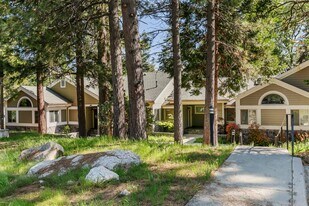 27112 Sugar Pine Dr in Lake Arrowhead, CA - Building Photo