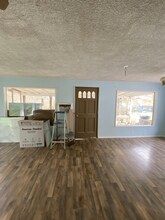 111 E Sherwood Rd in Allyn, WA - Foto de edificio - Building Photo