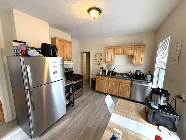 61 Webster Ave, Unit 1r