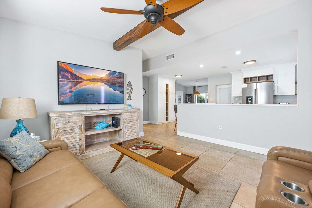 1340 S Orlando Ave in Cocoa Beach, FL - Foto de edificio