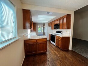 15146 Gault St in Los Angeles, CA - Building Photo - Building Photo