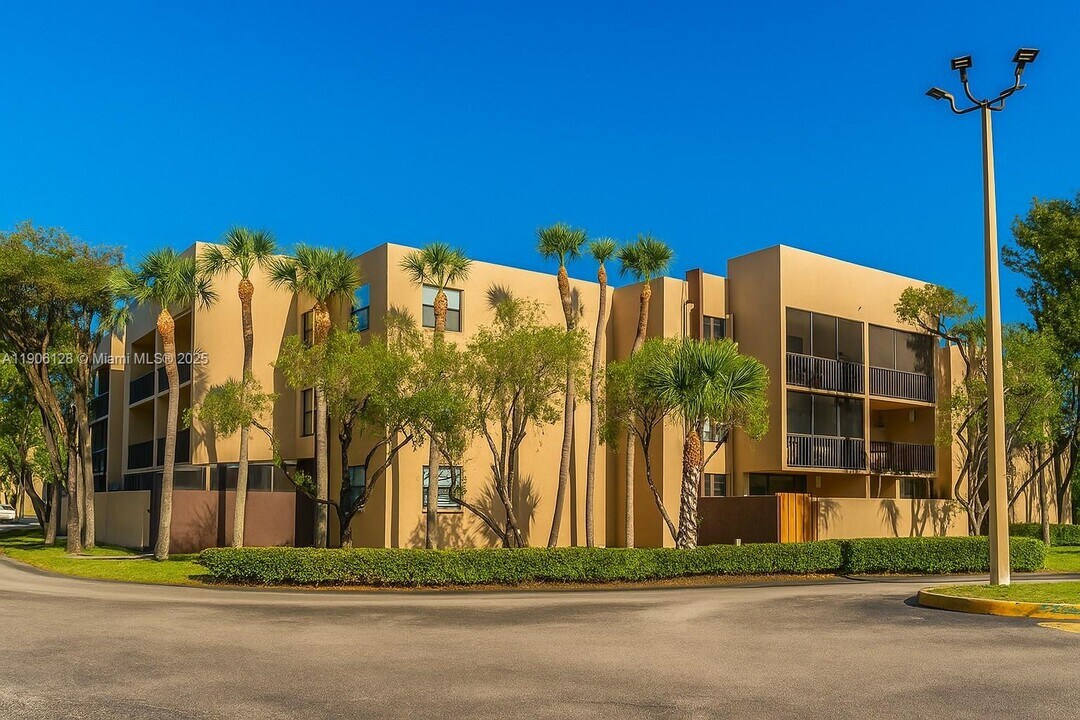 10865 SW 112th Ave in Miami, FL - Building Photo