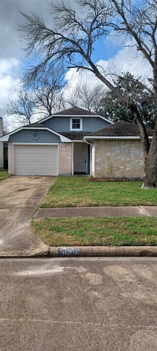 13619 Tanvern Ln in Houston, TX - Building Photo