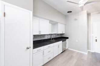 2266 S Kinnickinnic Ave, Unit 2 in Milwaukee, WI - Building Photo - Building Photo