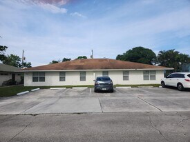 525 Putnam Rd in West Palm Beach, FL - Building Photo