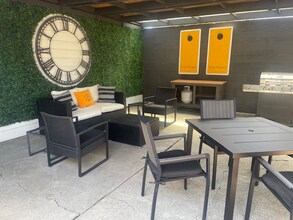 9850 Springfield St in Oakland, CA - Foto de edificio - Building Photo