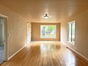 611 N 3rd St in Woodburn, OR - Building Photo - Building Photo