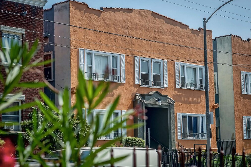 410 N Coronado St in Los Angeles, CA - Building Photo