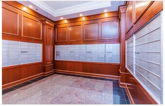 212 W Washington St in Chicago, IL - Building Photo - Building Photo