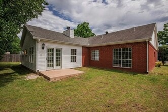 1470 Forest St in Springdale, AR - Building Photo - Building Photo