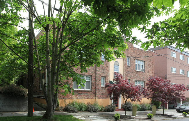 Eversen Apartments in Seattle, WA - Building Photo - Building Photo