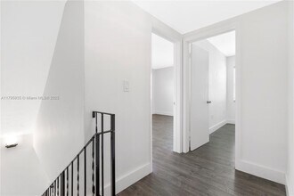 1114 Douglas Rd in Coral Gables, FL - Building Photo - Building Photo