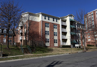 Courthouse Crossings Apartments in Arlington, VA - Building Photo - Building Photo