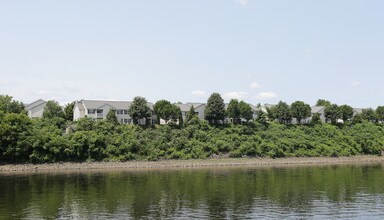 River's Edge Apartments in Green Island, NY - Foto de edificio - Building Photo