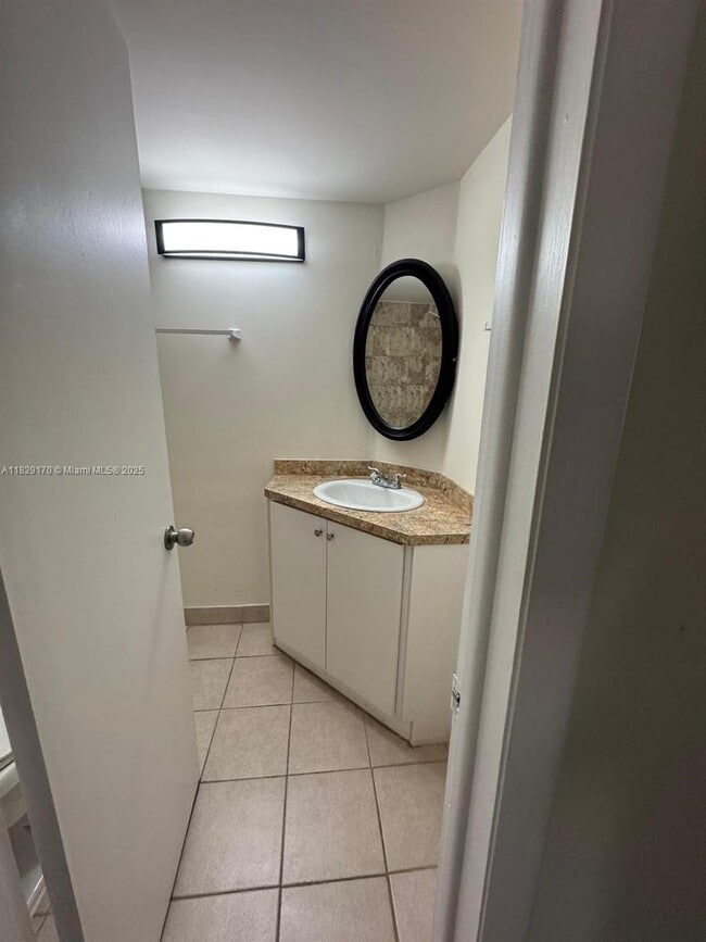 1201 NE 191st St in North Miami Beach, FL - Building Photo - Building Photo