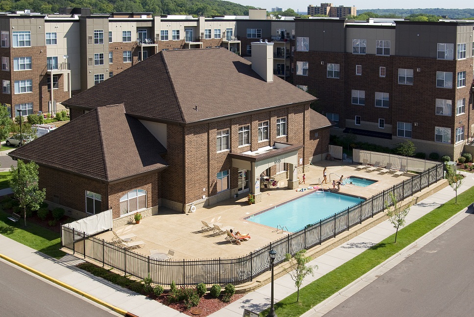 River Crossing Apartments & Townhomes in St. Paul, MN - Foto de edificio