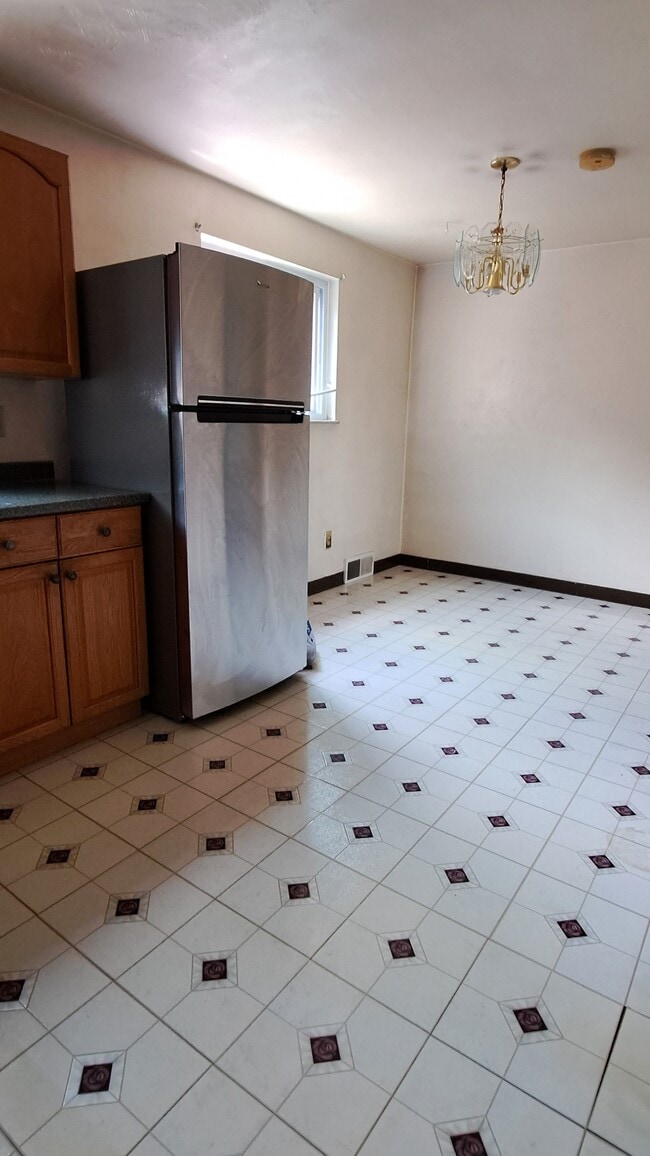 408 Brierly Ln in West Mifflin, PA - Building Photo - Building Photo