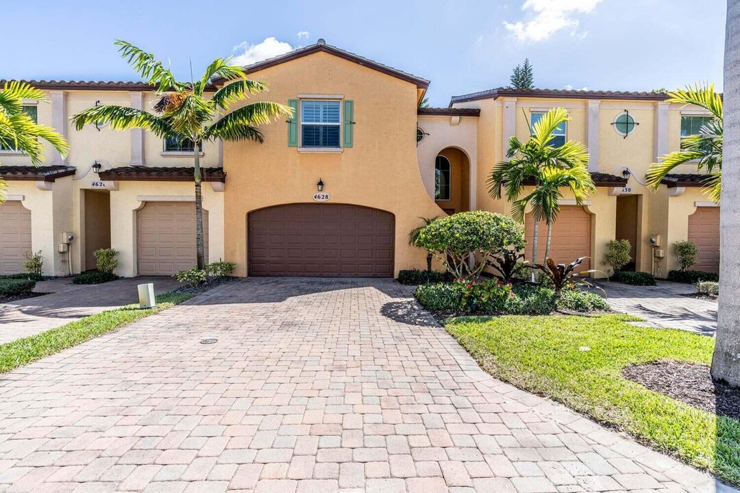 4628 Mediterranean Cir in Palm Beach Gardens, FL - Building Photo