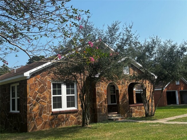 property at 1671 US-190