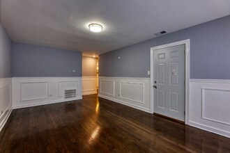 7835 S Essex Ave in Chicago, IL - Foto de edificio - Building Photo