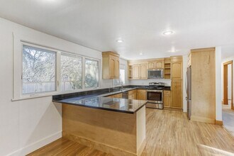 1043 5th St in Kirkland, WA - Building Photo - Building Photo