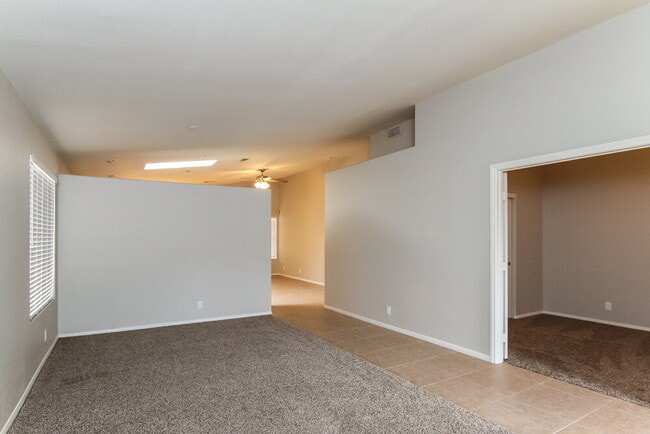 932 Clubview Dr in Henderson, NV - Foto de edificio - Building Photo