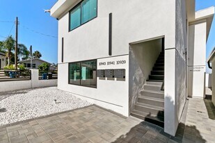 10939 Christine Way in Los Angeles, CA - Building Photo
