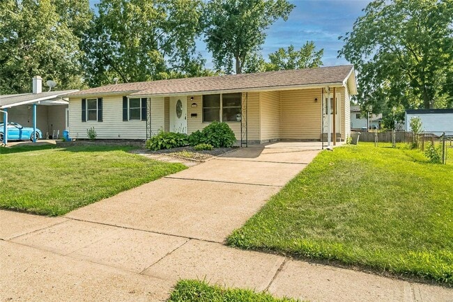 1060 Kingsbrook Ln in Florissant, MO - Building Photo - Building Photo