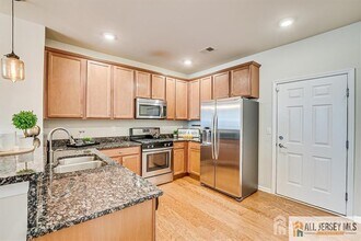1515 Hudson Cir in Highland Park, NJ - Foto de edificio - Building Photo
