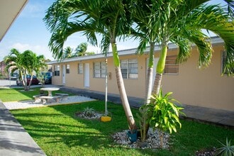 Airport Square in Hialeah, FL - Building Photo - Building Photo