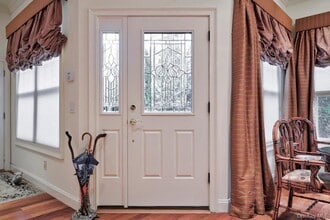 702 Equestrian Way in Westbury, NY - Building Photo - Building Photo