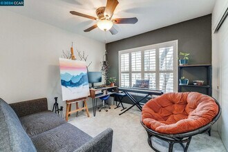 100 Shoreline Ct in Richmond, CA - Building Photo - Building Photo