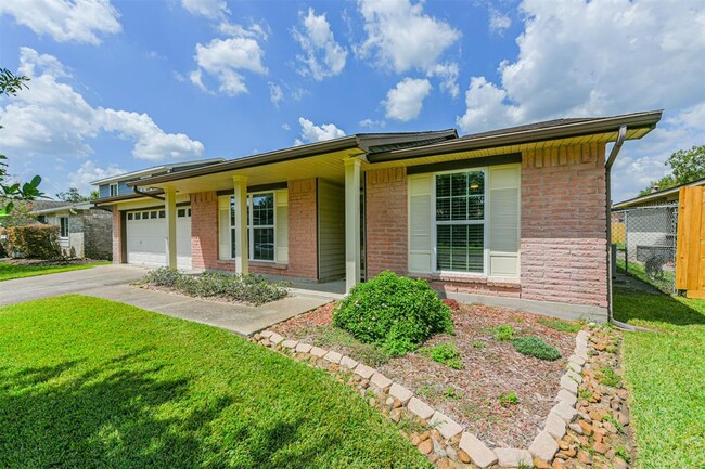 4318 Lucian Ln in Friendswood, TX - Foto de edificio - Building Photo