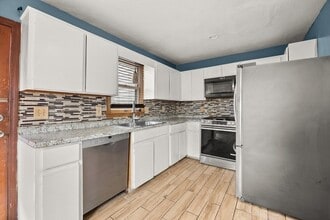 39 Blendall St, Unit Room 1 in Brockton, MA - Foto de edificio - Building Photo