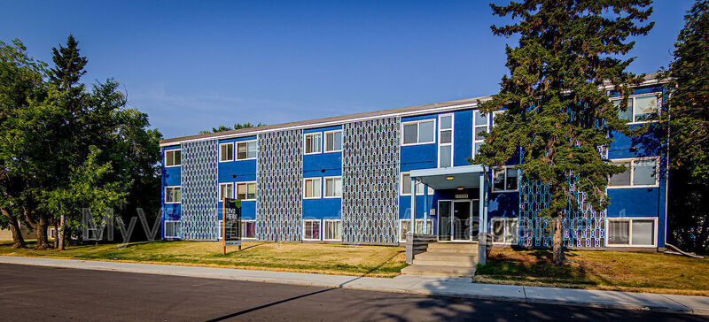 10024-10154 154 St in Edmonton, AB - Building Photo