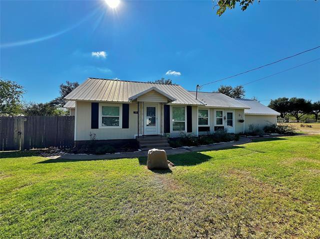 713 Spring St in Granbury, TX - Building Photo