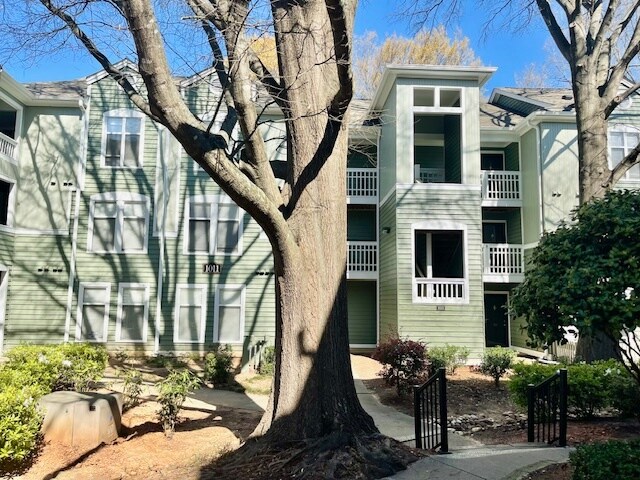 1011 Nicholwood Dr, Unit 105 in Raleigh, NC - Foto de edificio - Building Photo