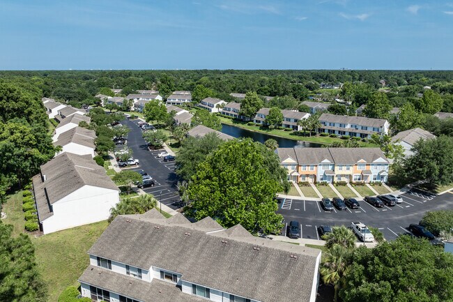 The Seasons Townhomes in Jacksonville, FL - Foto de edificio - Building Photo