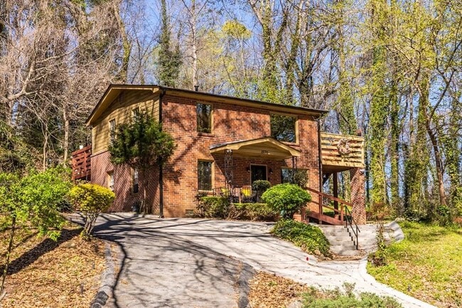 1570 Spring Ln NW in Atlanta, GA - Foto de edificio - Building Photo