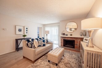 Acadia on the Lake in San Antonio, TX - Foto de edificio - Building Photo