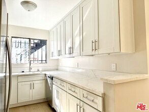 925 S Holt Ave in Los Angeles, CA - Building Photo - Building Photo