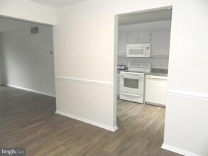 18420 Guildberry Dr-Unit -201 in Gaithersburg, MD - Foto de edificio - Building Photo