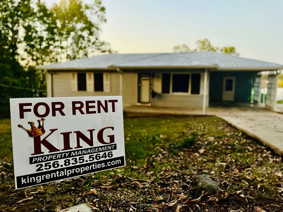 1033 W 33rd St in Anniston, AL - Building Photo