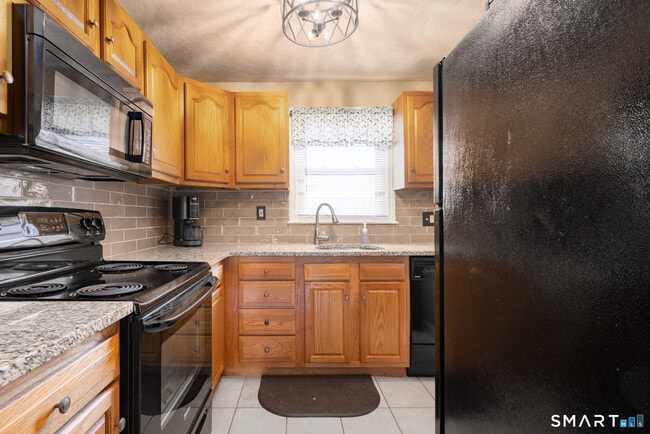 53 Hiltbrand Rd in Bristol, CT - Building Photo - Building Photo