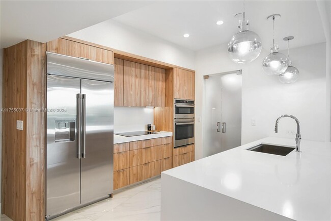 400 Alton Rd, Unit # 409 in Miami Beach, FL - Building Photo - Building Photo