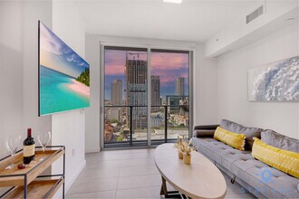 227 NE 2nd St in Miami, FL - Building Photo - Building Photo