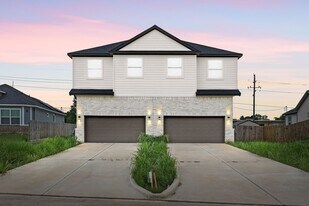 8 Donna Ct in Brookshire, TX - Building Photo