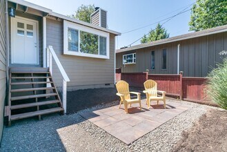 4804 SW Palatine St in Portland, OR - Building Photo - Building Photo