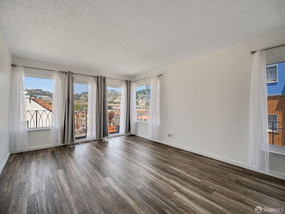 4204 Mission St in San Francisco, CA - Building Photo