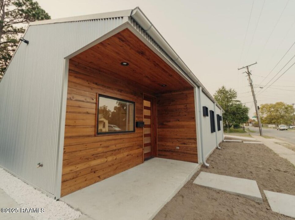 700 S St Antoine St in Lafayette, LA - Building Photo